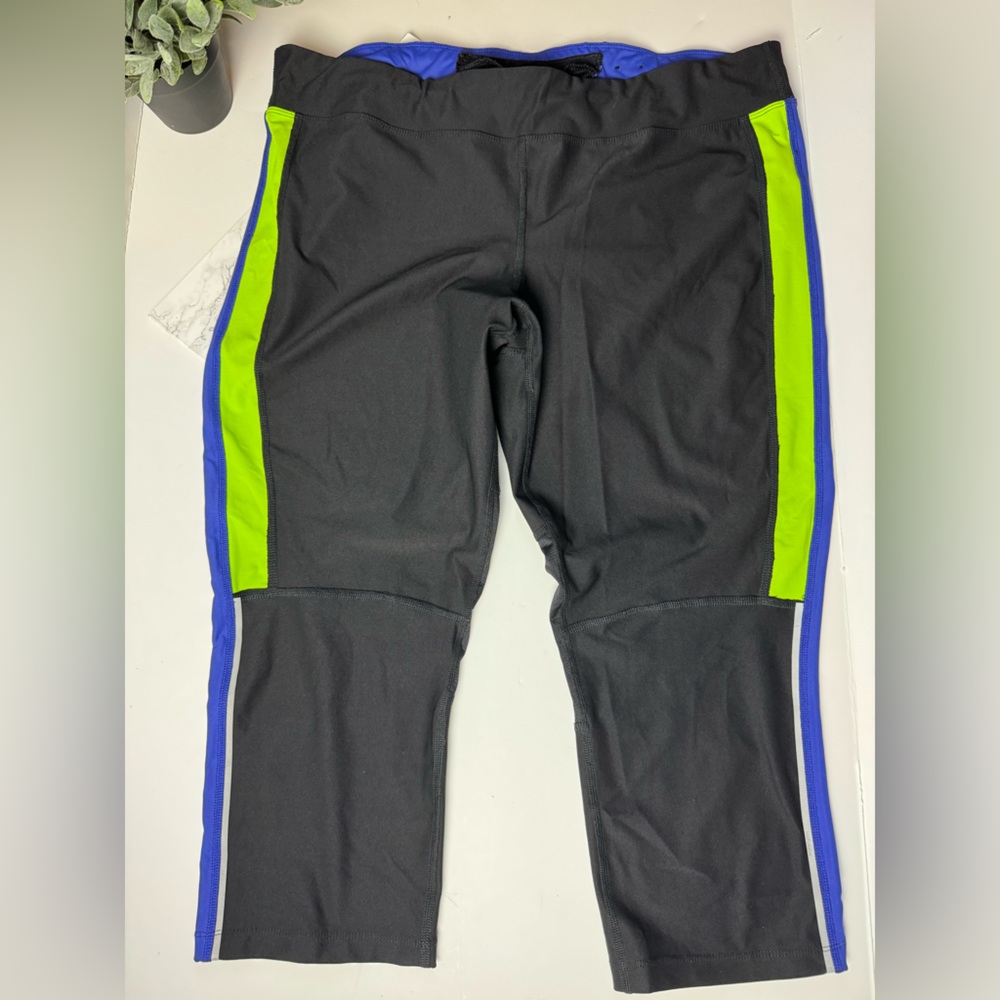 Xersion XXLT fitted capri workout pants, rear waist pocket, and drawstring waist